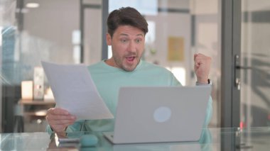 Çoklu Görev sırasında Heyecanlı Adam Başarı Kutlaması