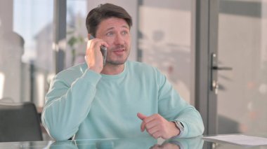 Telefonda konuşan adam orta yaşlı