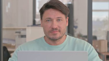 Bilgisayarda çalışırken Kameraya Bakan Adam 'ı kapat