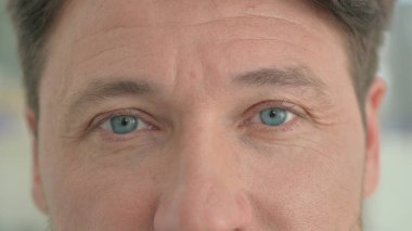 Erkek Göz Kırpan Gözler 'i kapat