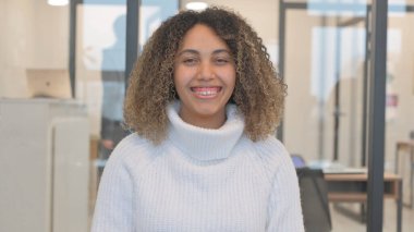 Ofiste Gülümseyen Afrikalı Kadın Portresi