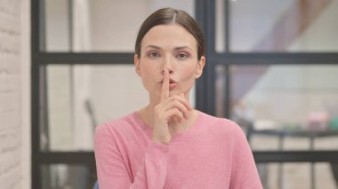 Sessizlik isteyen genç bir kadının portresi, Dudaktaki parmak