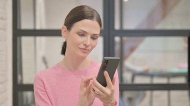 Telefon kullanan genç kadın portresi