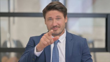Orta Çağ İşadamı Portresi Kamerayı Gösteriyor