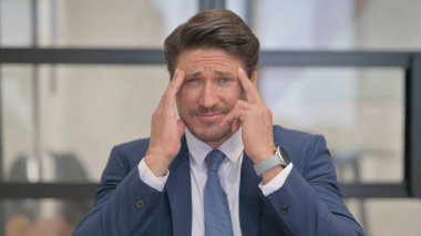 Migreni olan Orta Çağ İşadamı Portresi