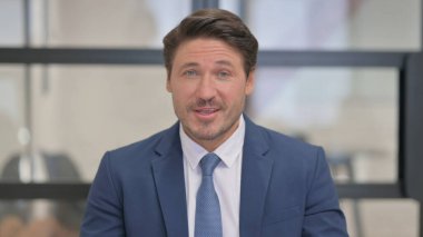 Video Sohbeti Yapan Orta Çağ İş Adamının Portresi