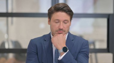 Uyuyan Orta Yaşlı İşadamı Portresi