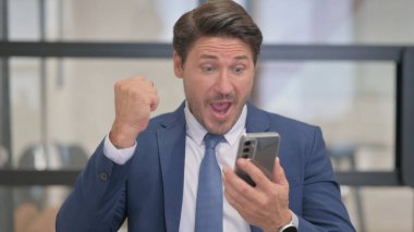 Orta Çağ İşadamı 'nın Portresi Telefonda Başarı Kutlaması