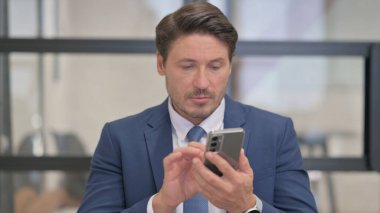 Orta Çağ İşadamının Telefon, Mesaj Kullanan Portresi