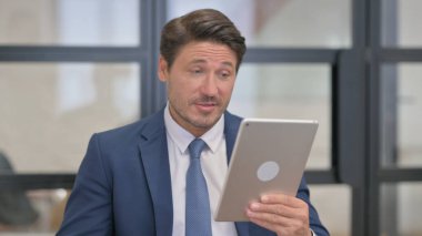 Tablet 'te Video Sohbeti yapan Orta Çağ İşadamının Portresi