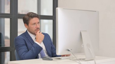 Orta Çağ İşadamı Masaüstünde Çalışırken Düşünüyor