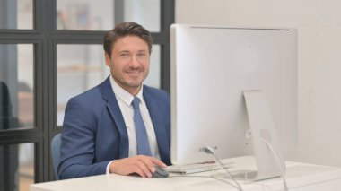 Orta Çağ İşadamı Masaüstünde Çalışırken Kameraya Gülümsüyor