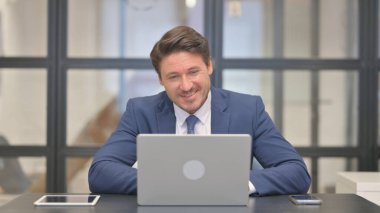 Heyecanlı Orta Çağ İşadamı Dizüstü bilgisayarda Başarı Kutlaması