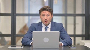 Şaşırmış Orta Çağ İşadamı Şaşkınlıkla İşyerinde