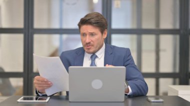 Ortaçağ İşadamı, Belgeler ve Dizüstü bilgisayar Üzerinde Çalışırken Kaybından Şok Oldu