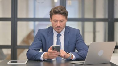 Orta Çağ İşadamı İnternet 'i Telefonla Tarıyor