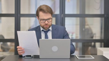 Genç İşadamı İşyerinde Evrak Çalışıyor