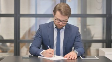 Genç İşadamı Ofiste Mektup Yazıyor