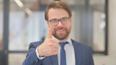 İşadamının Başparmaklarını Kapat