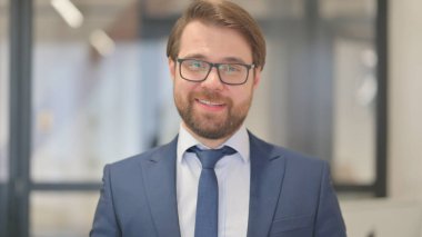 İşadamı orta gülümseyen portresi yaşlı