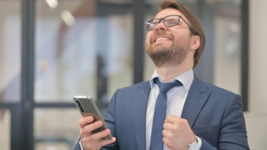 Orta Çağ İşadamı 'nın Portresi Telefonda Başarı Kutlaması