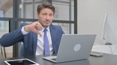 Ofisteki Kameraya Bakan İşadamından Başparmak İndirme