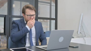 Ofiste çalışan ve öksüren hasta genç iş adamı.