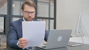 Genç İşadamı İşyerinde Evrak Çalışıyor