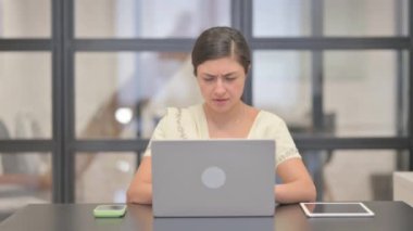 Depresyonda olan genç Hintli kadın iş yerinde baş ağrısı çekiyor, migren.