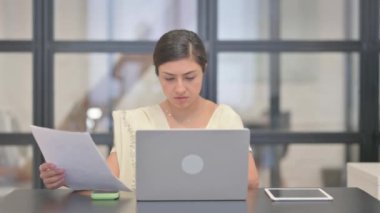 Genç Hintli Kadın Belgeler ve Laptop Üzerinde Çalışıyor