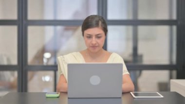 Dizüstü bilgisayar kullanan genç Hintli Kadın 'dan Başparmaklar Aşağı