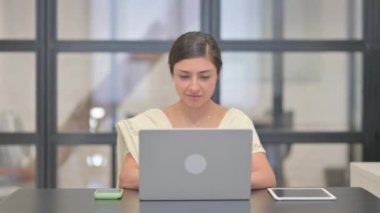 Dizüstü bilgisayar kullanırken Genç Hintli Kadının Reddetmesi