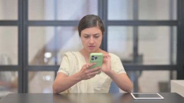 Genç Hintli Kadını İhbar Etmek Telefondaki Kayıp 'tan Üzgünüz