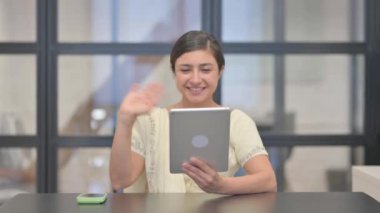 Tablette Video Sohbeti Yapan Genç Hintli Kadın