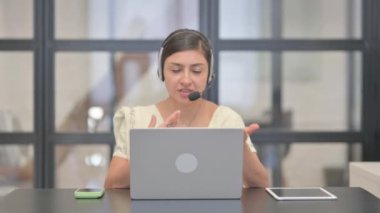 Laptop 'ta Video Sohbeti İçin Konuşan Genç Hintli Kadın