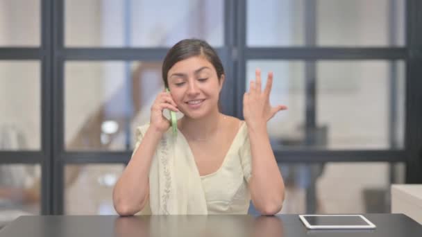 Telefonda Konuşan Genç Hintli Kadın — Stok video