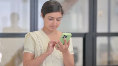 Telefonda Genç Hintli Kadın Mesajlaşması Portresi