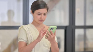 İnternette Kaybı Eleştiren Genç Hintli Kadın Portresi