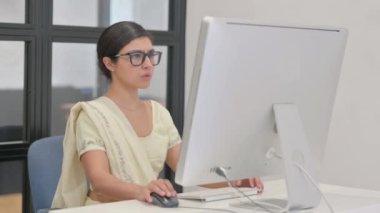 Genç Hintli Kadın Masaüstünde Kaybından Şok Oldu