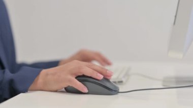 bilgisayar fare kullanarak el ile yakın çekim