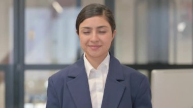 Gülümseyen Hintli iş kadını Kameraya bakıyor