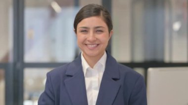 Kendine güvenen Hintli İş Kadını