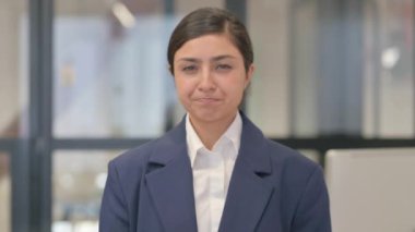 Hintli İş Kadını Başparmaklarıyla Eleştirmek