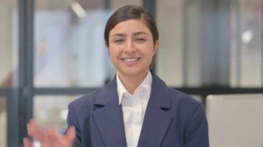 Tamam İşaretli Hintli İş Kadını Portresi