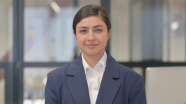 Onaylanan Hintli İş Kadını Sallanan Kafa Kabul Ediyor