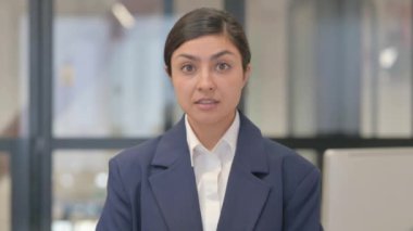 Hintli İş Kadını Portresi Başarı Kutlaması