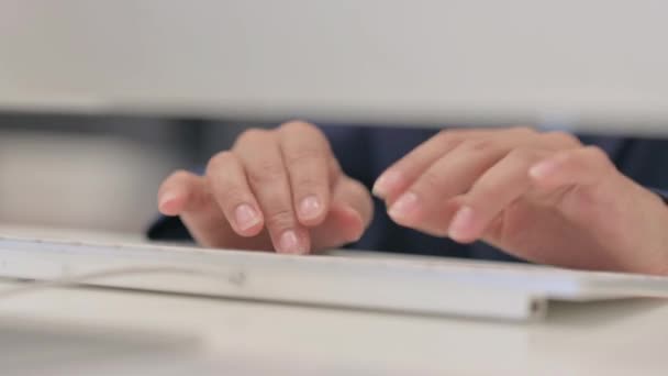 Γυναικεία Χέρια Πληκτρολογώντας Στην Επιφάνεια Εργασίας Πληκτρολόγιο Κοντινό — Αρχείο Βίντεο