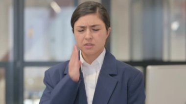 Diş ağrısı ve enfeksiyonu olan Hintli İş kadınının portresi