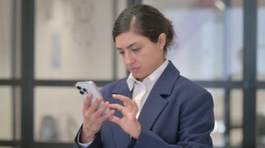 Hintli İş kadınının Portresi Telefondaki Kısa Mesaj