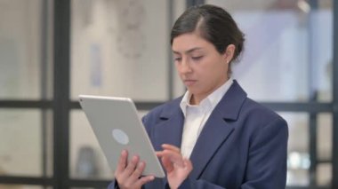 Dijital Tablet Kullanan Hintli İş kadınının Portresi